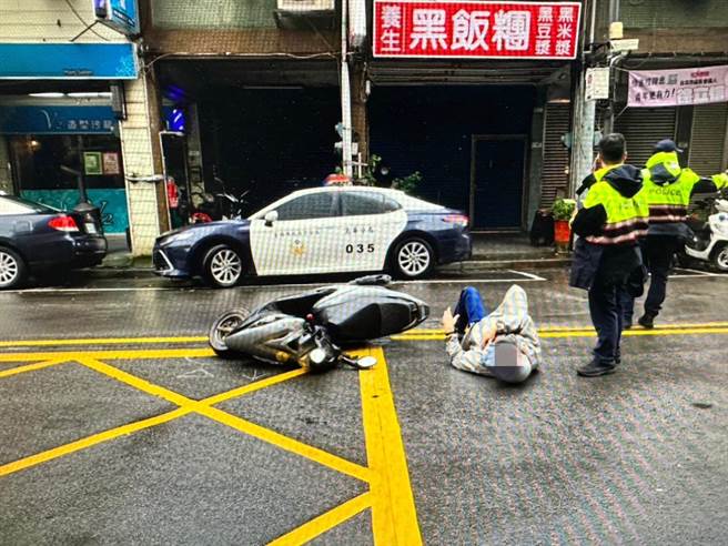 林男因閃避警車自摔受傷。（警方提供）