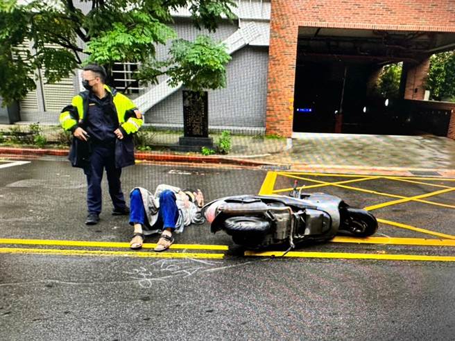 林男因閃避警車自摔受傷。（警方提供）