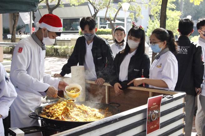 国立高雄餐旅大学2022年西厨周主题「Dreams Come True 梦想成真2022」即唤起大家在圣诞节来临时愉悦的心情。(高雄餐旅大学提供)