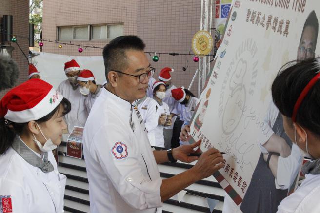 在西厨系陈宽定主任亲力亲为的用心指导与带领下，「西厨周」至今已经举办第20届！(高雄餐旅大学提供)