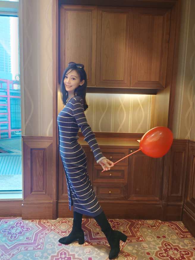 三宝妈吴依洁身材依旧纤细。（图／FB@新闻主播 吴依洁）