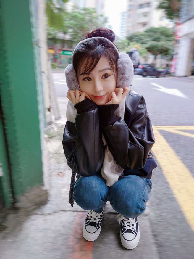 吴依洁保养得宜，看不出是三个孩子的妈。（图／FB@新闻主播 吴依洁）