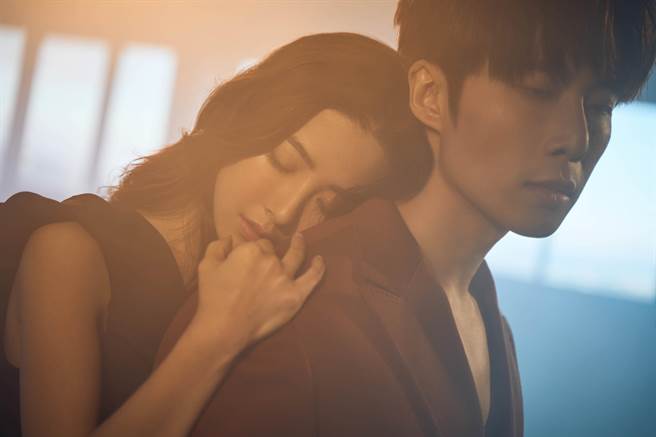 李东轩与古承颐演出〈对吧〉ＭＶ。（邦寧影视传播提供）