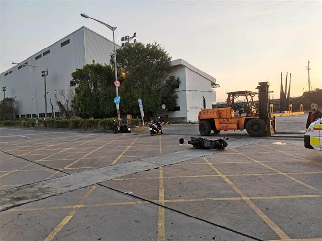 高雄港49号码头稍早传出车祸事故，机车与堆高机擦撞，骑士四肢擦挫伤，送医后无大碍。（翻摄照片／崔正纲高雄传真）