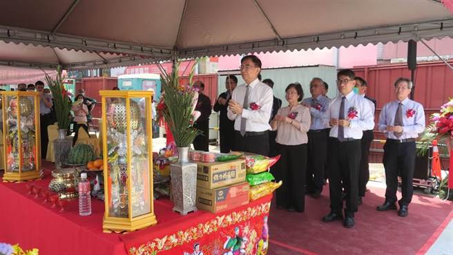 去年4月中华邮政董事长吴宏谋率领干部与国宾影城、营造公司代表，联合焚香祝祷祈求工程顺利圆满，如期如质完工。(本报资料照片)