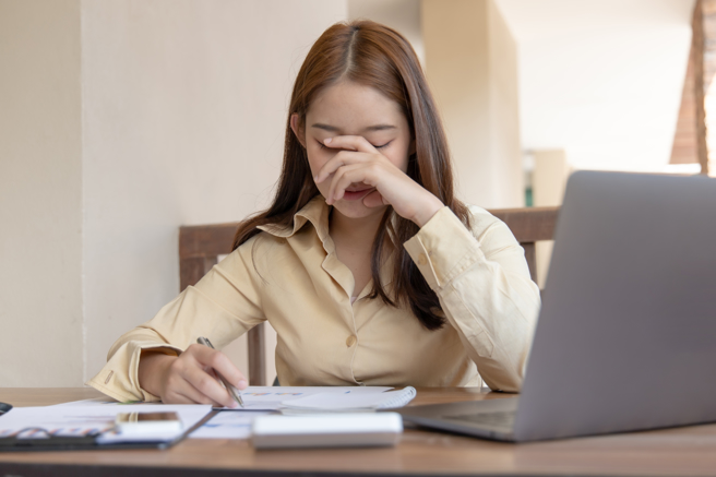 许多公务员认为公务体系职缺常常劳逸不均，因此导致有的很凉、有的很血汗。（示意图／shutterstock）