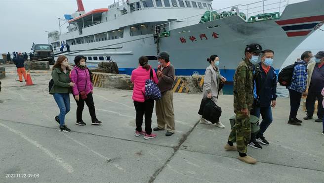 金门县的乌坵乡对外交通全靠船只接驳运补，民眾期盼政府能协助解决岛上的交通问题。(图／读者提供)