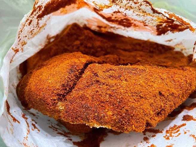 一名女网友请朋友帮忙买鸡排，结果却让她超火大。（图／翻摄自脸书爆废公社）