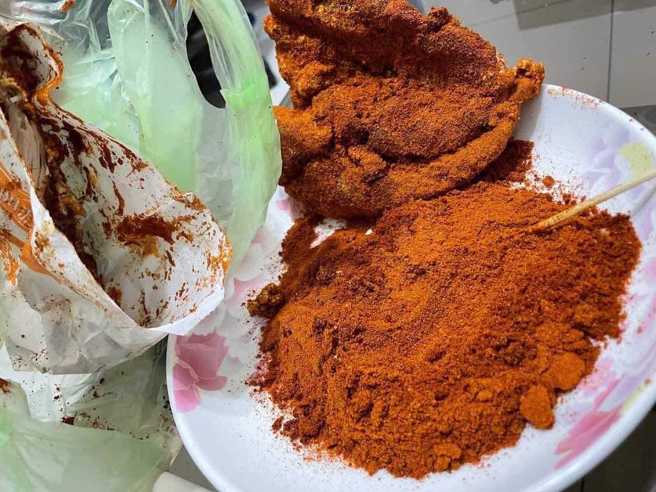 女网友要求鸡排要加「大辣」，老板不惜成本狂洒辣粉。（图／翻摄自脸书爆废公社）