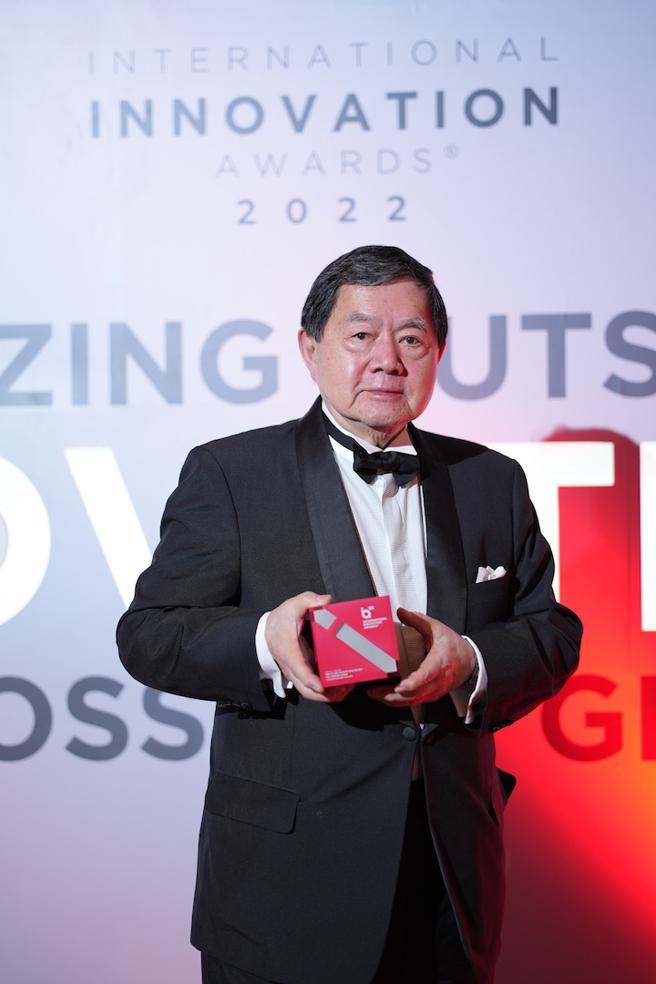 远东新徐旭东董事长领取2022国际创新奖。（远东新世纪提供）