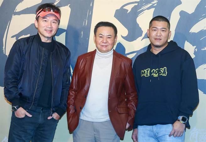 孙鹏与蔡振南、草爷出席《角头》影集版开镜仪式。（粘耿豪摄）