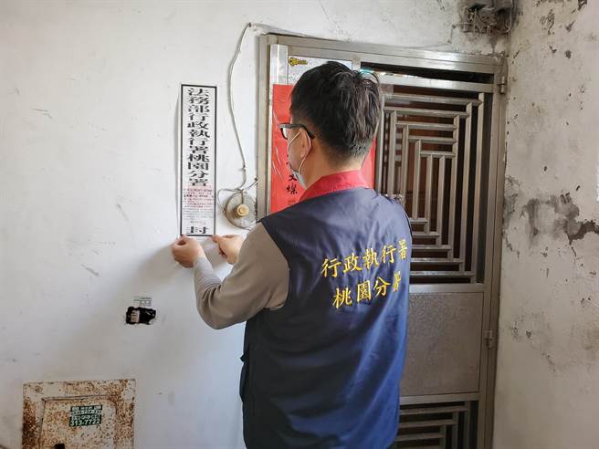 法务部行政执行署桃园分署20日办理「强力执行滞欠酒(毒)驾罚锾案件专案」。今日上午9时整，桃园分署兵分多路，由4名行政执行官带队强力执行。（翻摄照片）