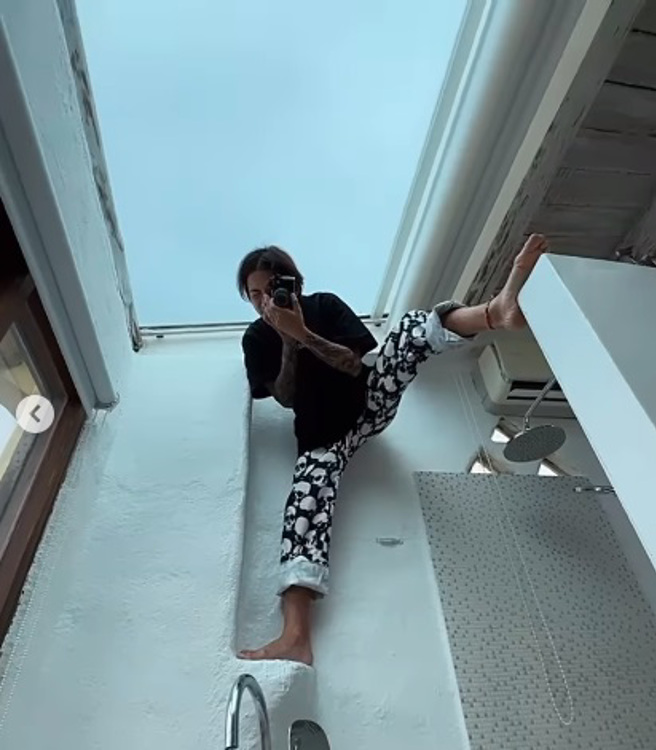 梁云菲男友以超高难度姿势拍摄。（图／nanaliangbadgal Instagram）