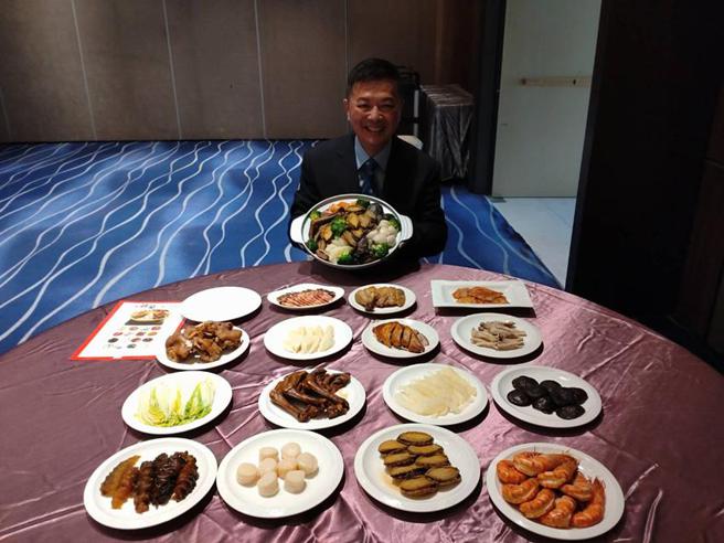 （阿秋餐饮事业新任总经理李瑞益表示，「好运鸿福盆菜」是阿秋创店近20年来首度推出的年节大菜，标榜「一锅盆菜吃进山珍海味」！图／曾丽芳）