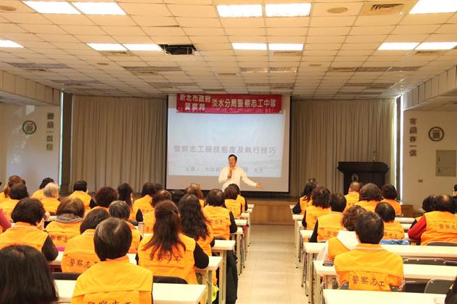 水警分局于今（20）日上午在淡水一信教育中心举办「111年度警察志工及义交在职教育训练」。(黄敬文翻摄)