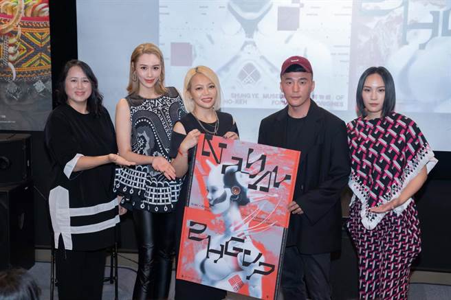 黄一峯（右2）今举办特展，好友苏娅（左起）、黄莉、戴爱玲、吕蔷都到场支持。（TVBS提供）