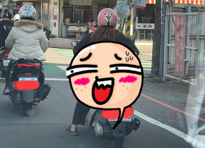 网友在路上发现一名女骑士骑机车「载2颗轮胎」，一颗轮胎套在坐垫，一颗则是套在身上，加上衣服也是全身黑，网友笑说「四轮传动，黑色米奇林现身」。（翻摄自脸书「路上观察学院」）