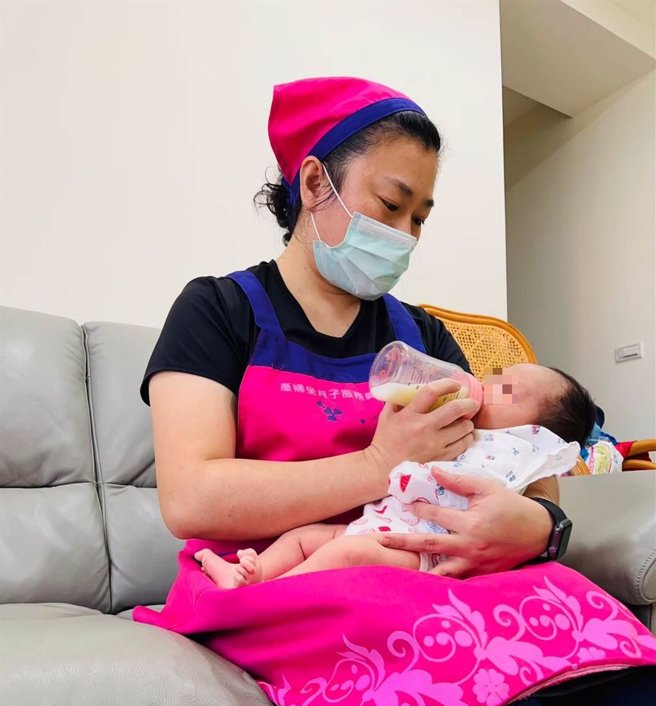 坐月子到宅服务协助新生儿照顾，提供育儿指导。(高雄市社会局提供／林雅惠传真)