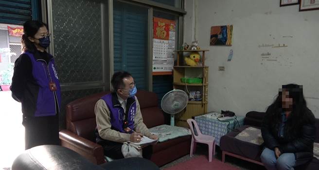 无业的李男因无照酒驾又拒测遭罚18万余元，滞欠相关罚金22万元，行政执行署台中分署前往查封住处。（行政执行署台中分署提供）