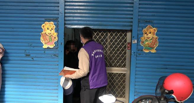 无业的李男因无照酒驾又拒测遭罚18万余元，滞欠相关罚金22万元，行政执行署台中分署前往查封住处。（行政执行署台中分署提供）