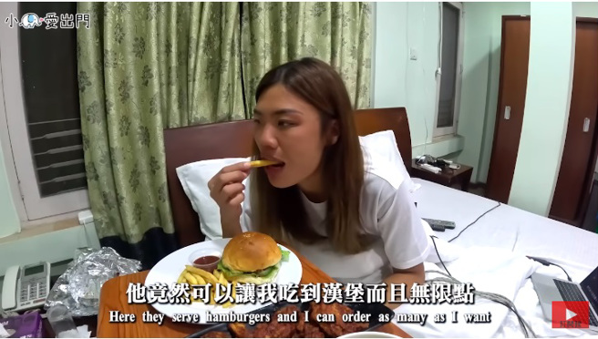 医院有汉堡可以吃。（图／翻摄自小象爱出门YouTube）