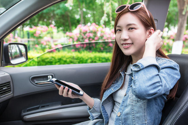 她发现副驾驶座原本放她的物品，被移到后座，丈夫解释是因为「下雨要放伞」，担心她的物品弄湿，但她翻丈手机讯息，发现原来是载女同事。（示意图/shutterstock）