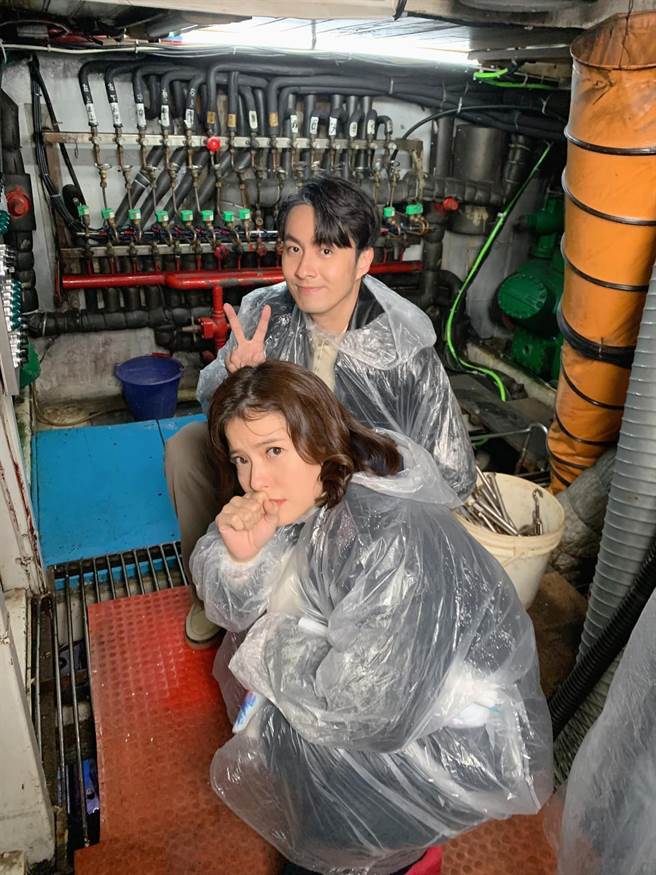 王乐妍寒流大雨中穿雨衣拍戏超狼狈。（摘自王乐妍脸书）