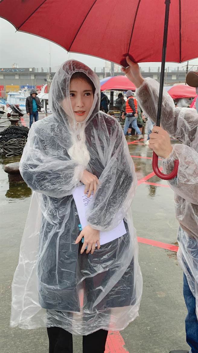 王乐妍寒流大雨中穿雨衣拍戏超狼狈。（摘自王乐妍脸书）