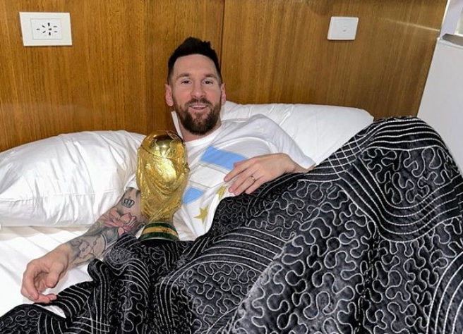 梅西无时无刻紧抓那等了多年的大力神杯，特别留了一个位置，打算伴它入眠。(图/路透社) 