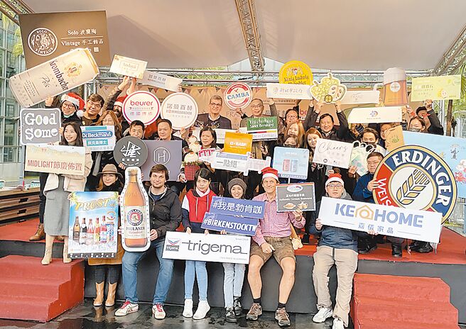 德国商品×新北欢乐耶诞城展示德国美食，带来猪脚、德国香肠及热红酒，还有10多种不同的德国啤酒品牌。图／业者提供