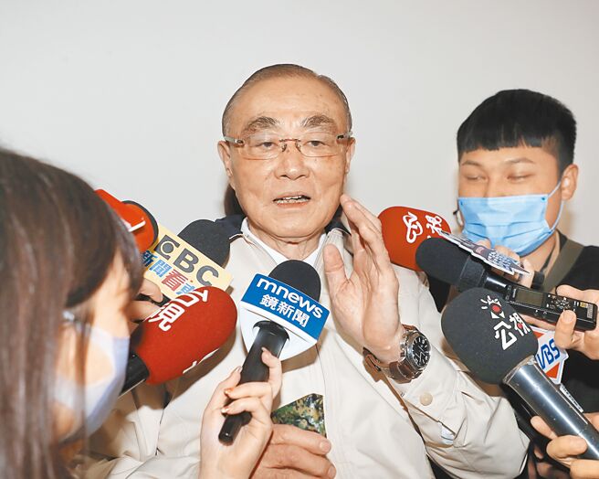 前国防部长蔡明宪19日与独派社团举行记者会，向蔡英文总统公开喊话，呼吁将国军义务役役期延长到1年以上；退辅会主委冯世宽（见图）也支持役期延长。（刘宗龙摄）