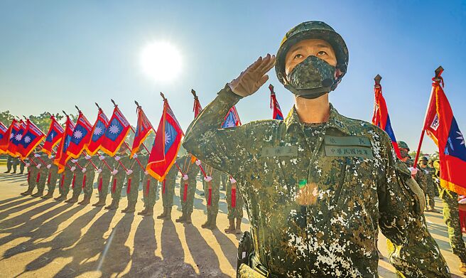 蔡政府迟不宣布兵役延长方案，在野党喊话应尽速公告。图为2021年12月20日，陆军第八军团举行步兵117旅成军典礼。（军闻社）