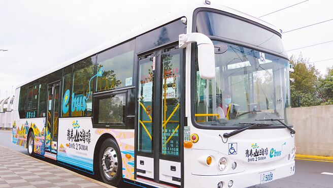 净零碳示范区，绿色健康的路网─电动大客车。（新北市政府环境保护局提供）