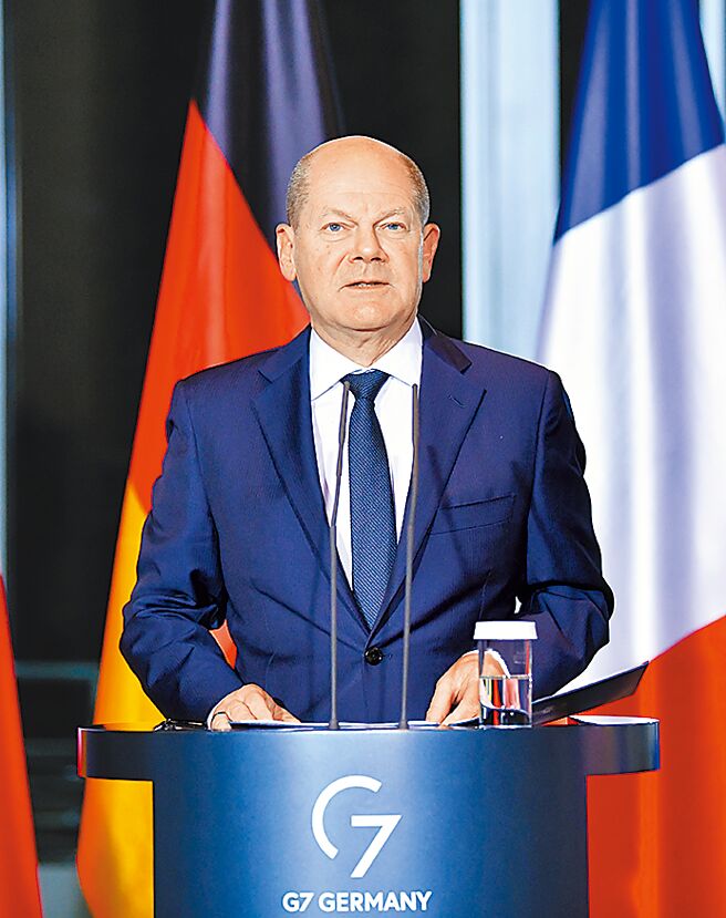 德国总理萧兹日前接受《南德意志报》表示反对「与中国脱勾」的立场；被问到中国可能攻打台湾的问题时，称德国和美国一样都坚持「一个中国」架构，但也一致反对武力犯台。图为德国总理萧兹出席新闻发布会。（新华社）