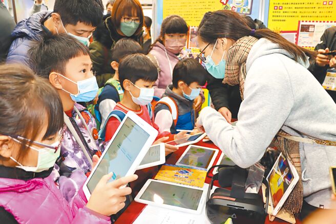 苗栗县政府推动数位学习，斥资1亿7796万余元，採购1万2221台平板电脑，让各级学校有更多元的教学方式。（苗栗县政府提供／李京升苗栗传真）