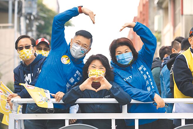 成功連任的嘉義市長黃敏惠（中）偕議員車隊掃街謝票時，向民眾比出愛你的手勢。（黃敏惠競總提供／廖素慧嘉市傳真）