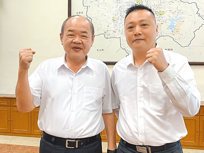現任嘉義市議長莊豐安（左）及副議長蘇澤峰有好交情。（廖素慧攝）