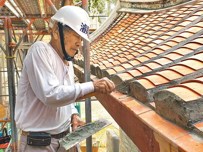 人称「良伯」的苏清良（见图）打从16岁拜师学做土水，迄今从事土水工作逾70年，曾被蔡英文总统亲自接见。（高市歷史博物馆提供）