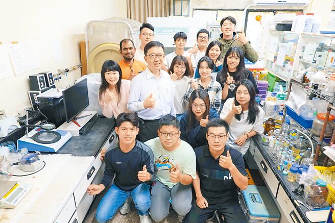 国立中山大学环境工程研究所开发土壤和地下水污染处理绿色整治技术，让相关业者整治成本降低至少5成，避免产生2次污染，该技术已成功应用在半导体科技大厂绿色整治，復育活化污染土地。（国立中山大学提供／袁庭尧高雄传真）