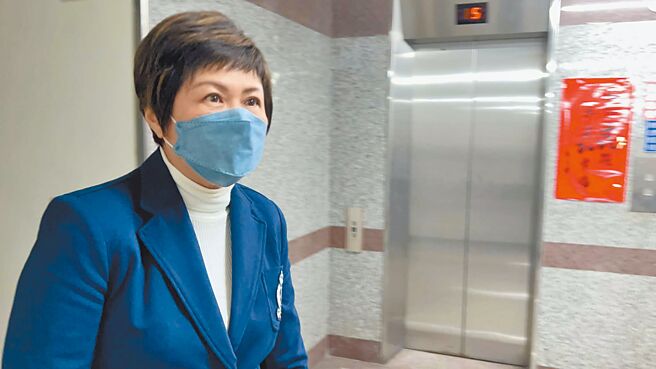 高市副議長陸淑美19日現身國民黨高市黨部與主委許福明討論議長選舉事宜。（柯宗緯攝）