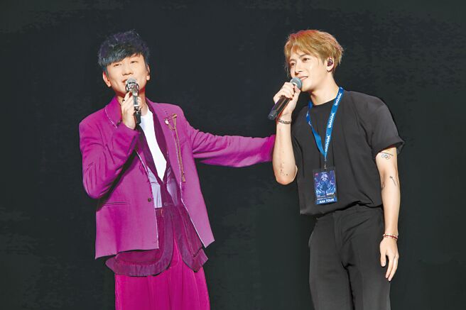 JJ（左）邀好友王嘉爾擔任大馬演唱會嘉賓。（JFJ PRODUCTIONS提供）