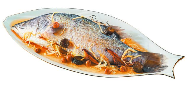 7-11「膳馨香姜树子鲜鲈鱼」鱼肉香嫩Q弹，399元。（7-11提供）