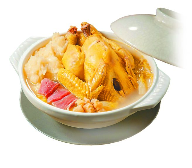 7-11「君悦臻选花胶火烔鸡汤」滋味淡雅鲜甜，899元。（7-11提供）