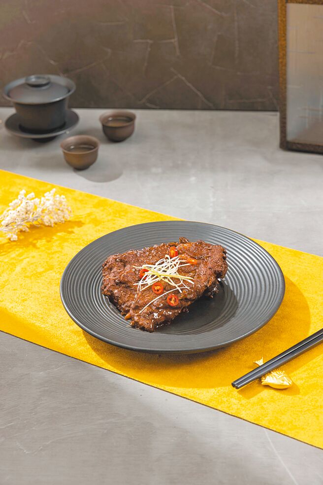 OKmart「涵碧生活-金玉茶香嫩子排」融合茶香诉求不腻口，899元。（OKmart提供）