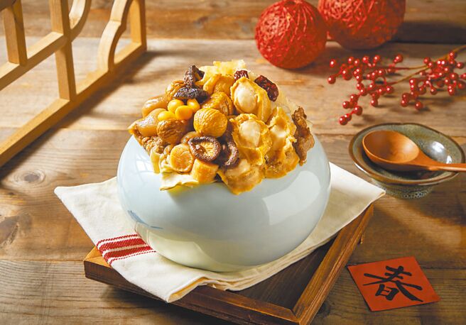 OKmart「基食堂-鲍鱼花胶佛跳墙」取鲍鱼、花胶等熬煮，汤头醇厚，2180元。（OKmart提供）