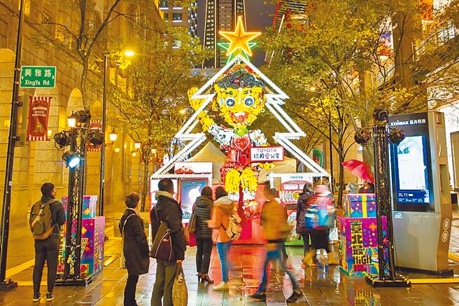 和泰汽车于台北信义香堤大道举办「TOYOTA玩具奇遇记 小木偶圣诞树」耶诞活动（见图）。（和泰汽车提供）