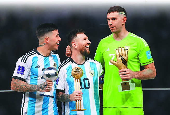 阿根廷门将E.马丁尼兹（右起）、队长梅西、中场E.费南德兹抱走3项个人奖，成为本届最大赢家。（路透）