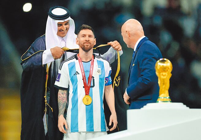 卡达花了高达2200亿美元举办2022世足赛，落幕后评价却是两极化。（路透）