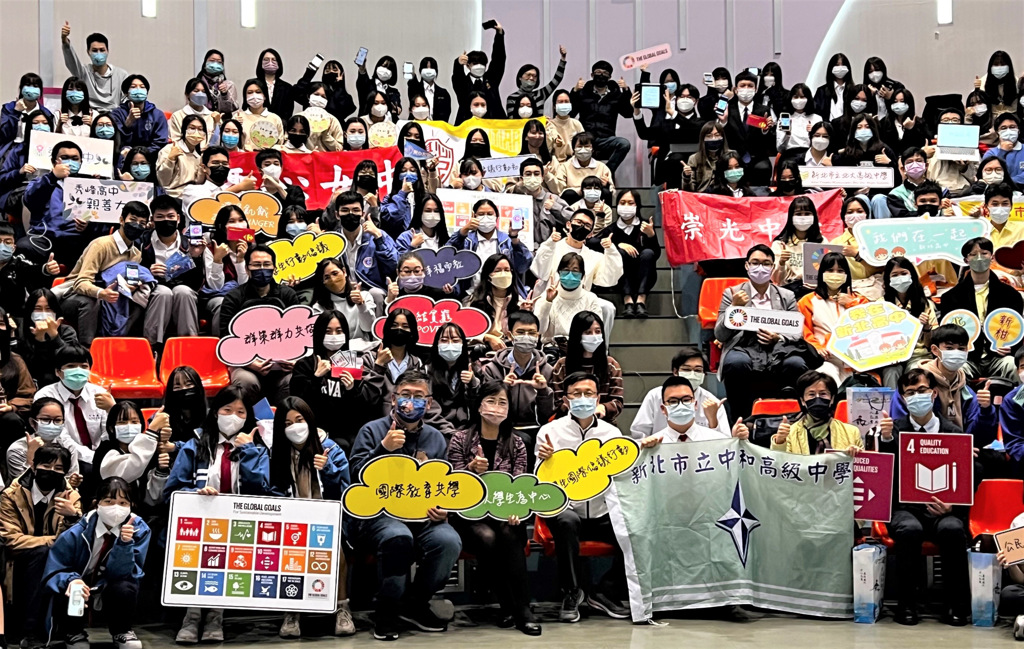 新北市教育局長張明文(右4)出席「全球公民培力-學生國際倡議行動初賽」，並與師生合影。(照片/新北教育局提供)