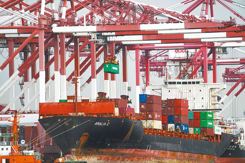 圖為高雄港區一艘貨櫃船正在進行裝卸作業。（中央社）